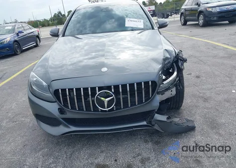 2017 Mercedes-Benz C 300 z USA, uszkodzony, nr VIN 55SWF4JB5HU189000